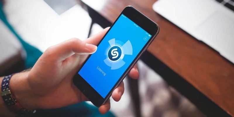 Shazam um aplicativo que reconhece o que você está ouvindo